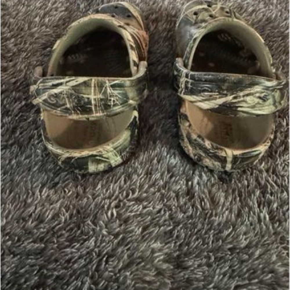 Toddler camo crocs size 5c